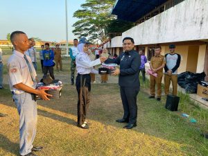 Latihan Pradiklat Paskibraka Kota Metro Tahun 2025 Memasuki Minggu Ketiga, Wakil Wali Kota Metro Serahkan Simbolis Perlengkapan Capaska